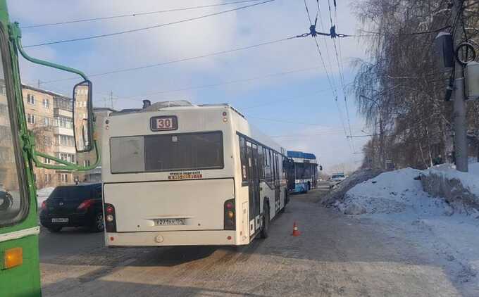В Новосибирске ребенок выпал из автобуса на ходу
