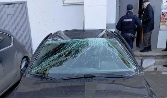 В Екатеринбурге пенсионерка упала с 6 этажа