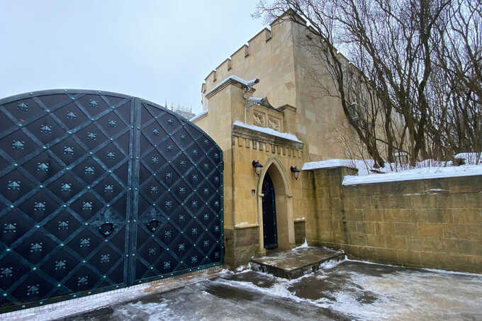 У Пугачевой и Галкина закончились деньги на содержание замка в Грязи