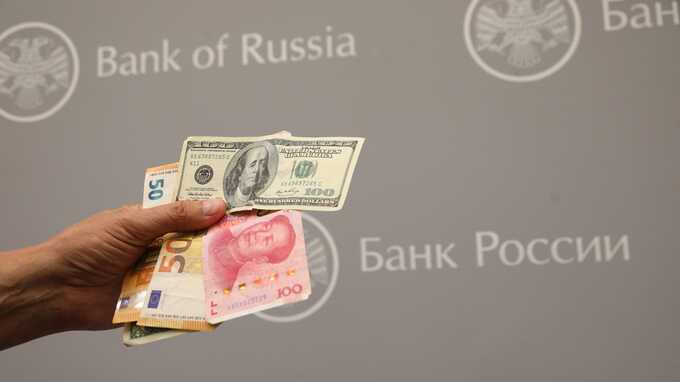 Экономисты предлагают ограничить валютные операции для стабилизации курса рубля