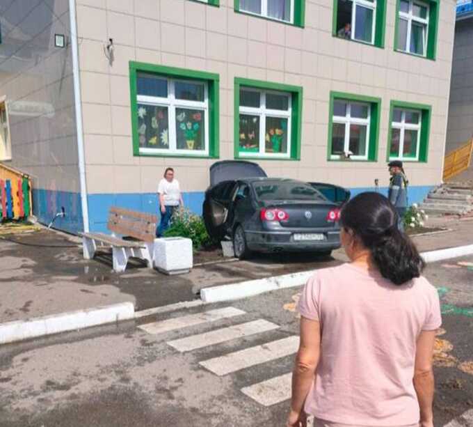 Водитель протаранил забор детсада в Омской области