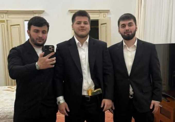 В сеть слили кадры, как Адам Кадыров стреляет в воздух на свадьбе из золотого пистолета