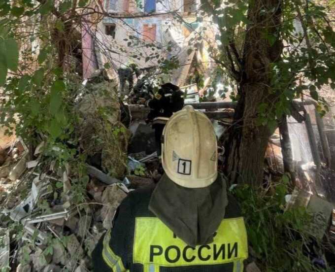 Спасатели эвакуируют жильцов после обрушения подъезда в Астрахани