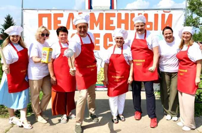 Жители раскритиковали организаторов фестиваля в Грицово за баннер у памятника солдатам