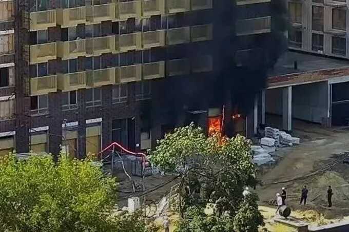 Пожар заблокировал 15 рабочих на верхних этажах строящегося ЖК в Москве