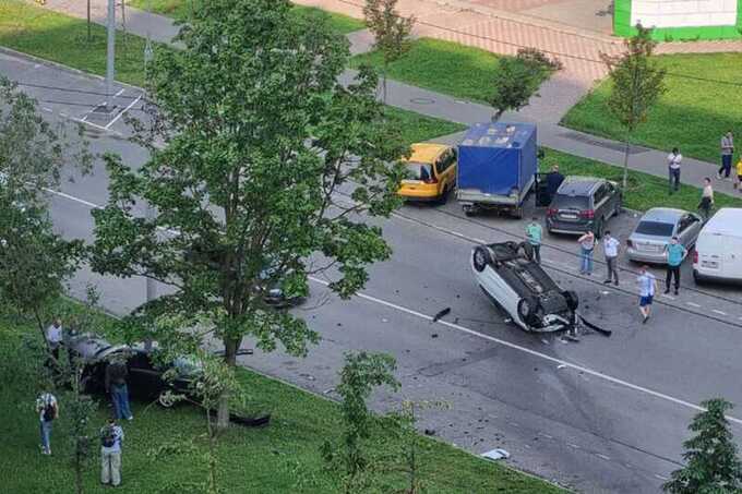В Москве перевернулся автомобиль с пассажирами на дороге