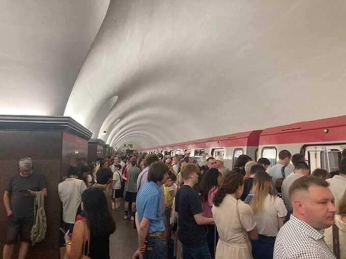 В петербургском метро пассажиры пожаловались на отказ в проходе из-за разряженной техники