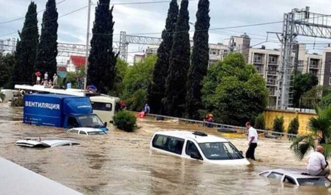 Сильные ливни в Сочи затопили улицы и районы города